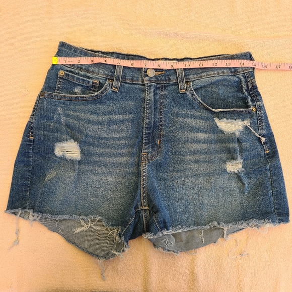 Signature by Levi Strauss High Rise Distressed Raw Hem Shorts Size 10 - Picture 9 of 11